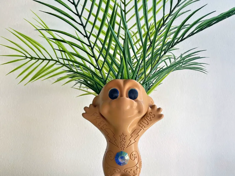 POT DE FLEURS TROLL AU TRÉSOR - LAMPE DE BUREAU