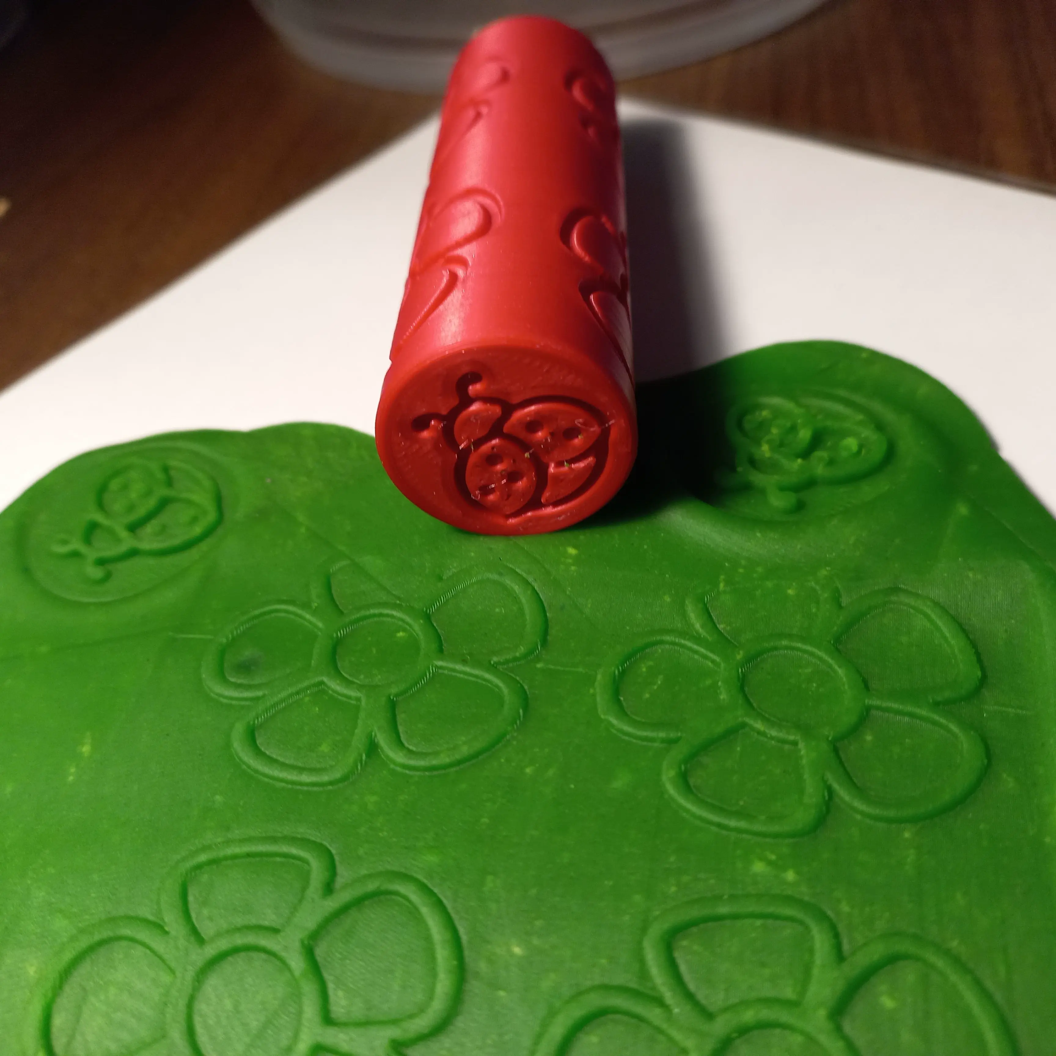 ROULEAU GAUFRÉ FLEURS ET COCCINELLE
