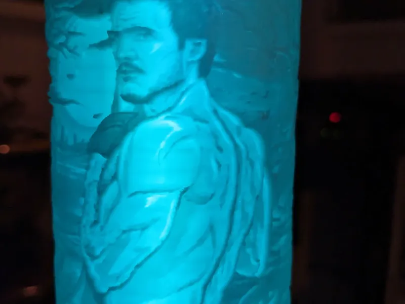 Pedro Pascal Todo assustado e vulnerável