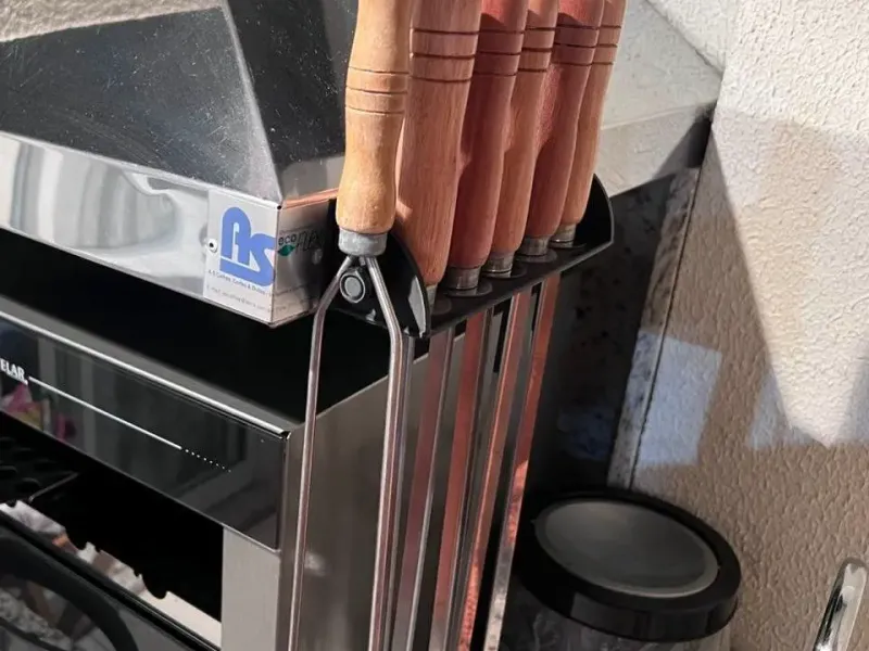 Suporte para espetos de churrasco