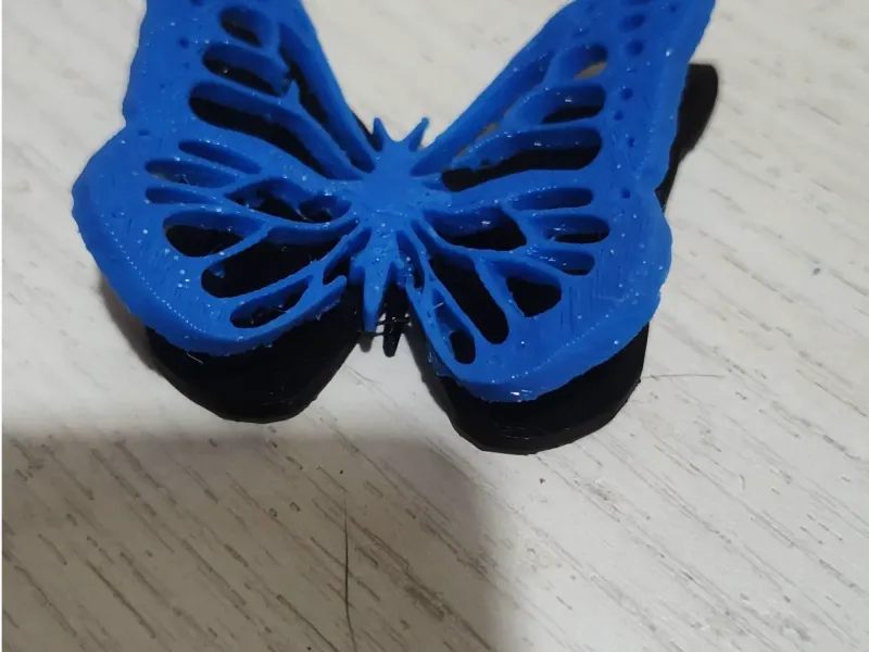 mariposa llavero arqueada sus alas