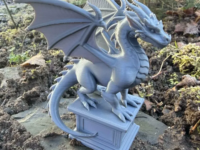 Dragón de fantasía sobre un pedestal