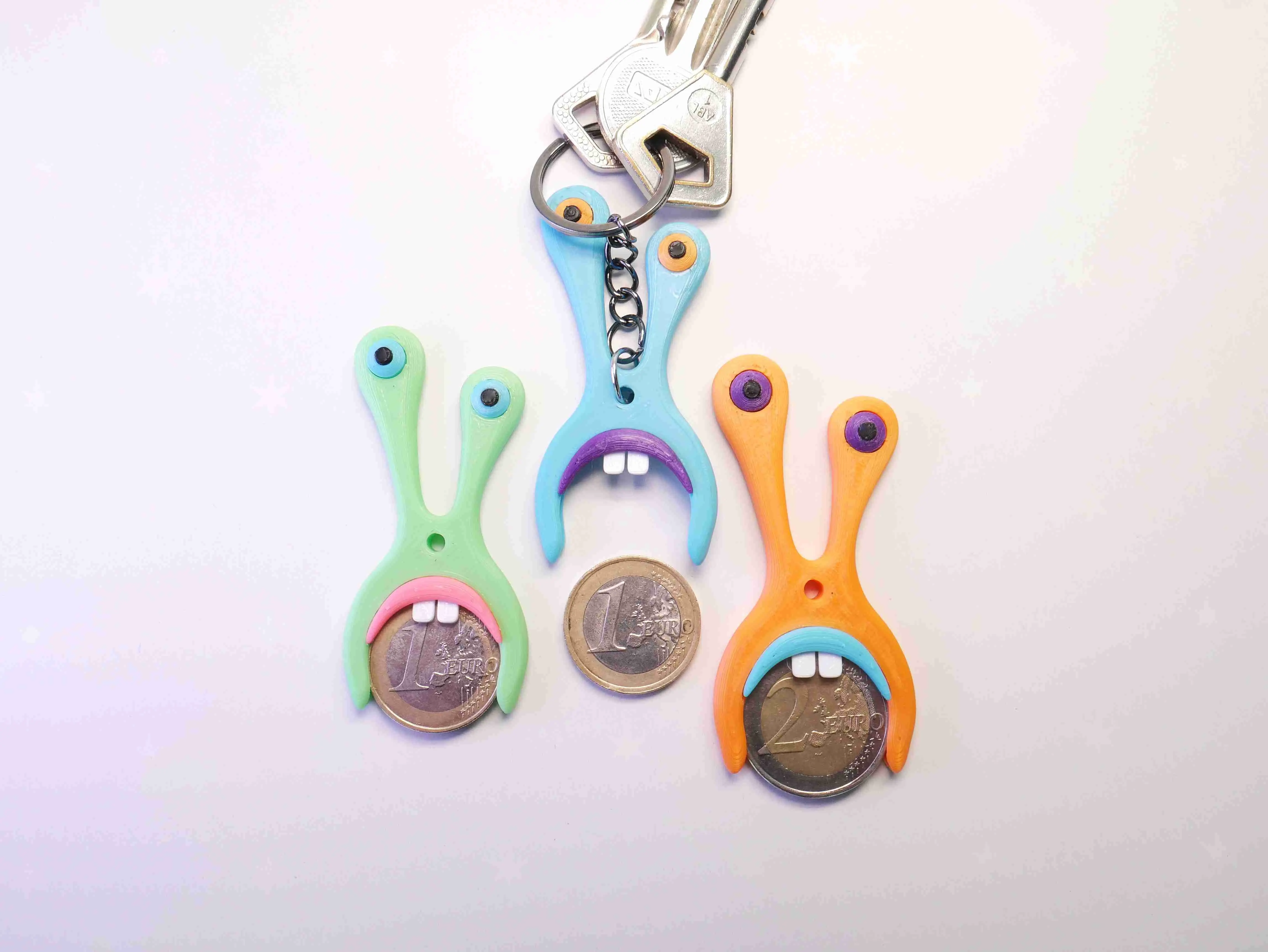 AN AMOEBA-SHAPED KEYCHAIN, SUITABLE FOR 1 AND 2 EURO COINS