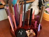 Heart-Shaped Makeup Brush Holder-2