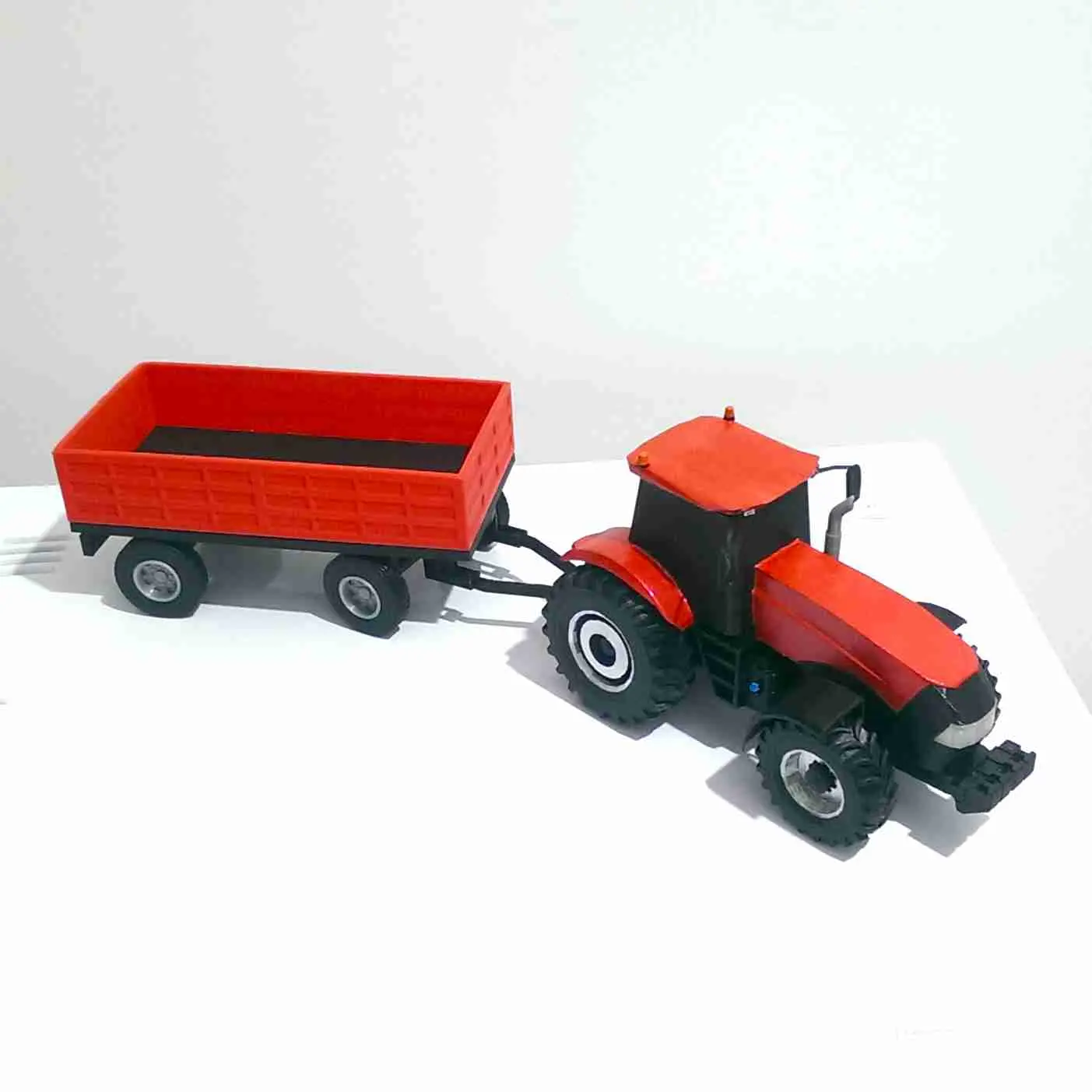 TRAKTOR UND ANHÄNGER