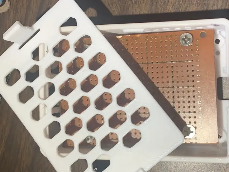 غلاف Raspberry Pi 5 مزود بفتحات تهوية