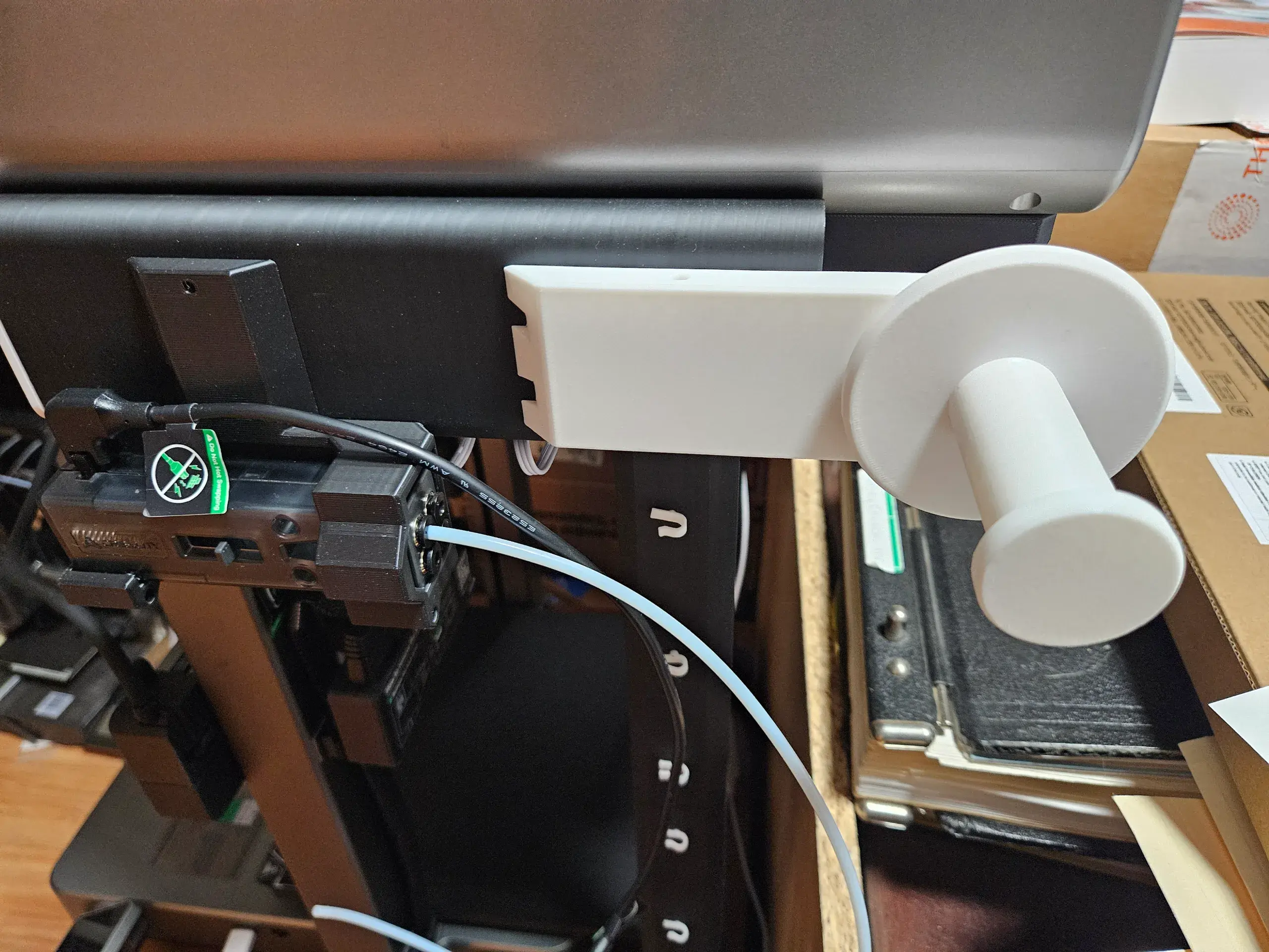 Interchangeable rear spool holder for CFS Hi overhead