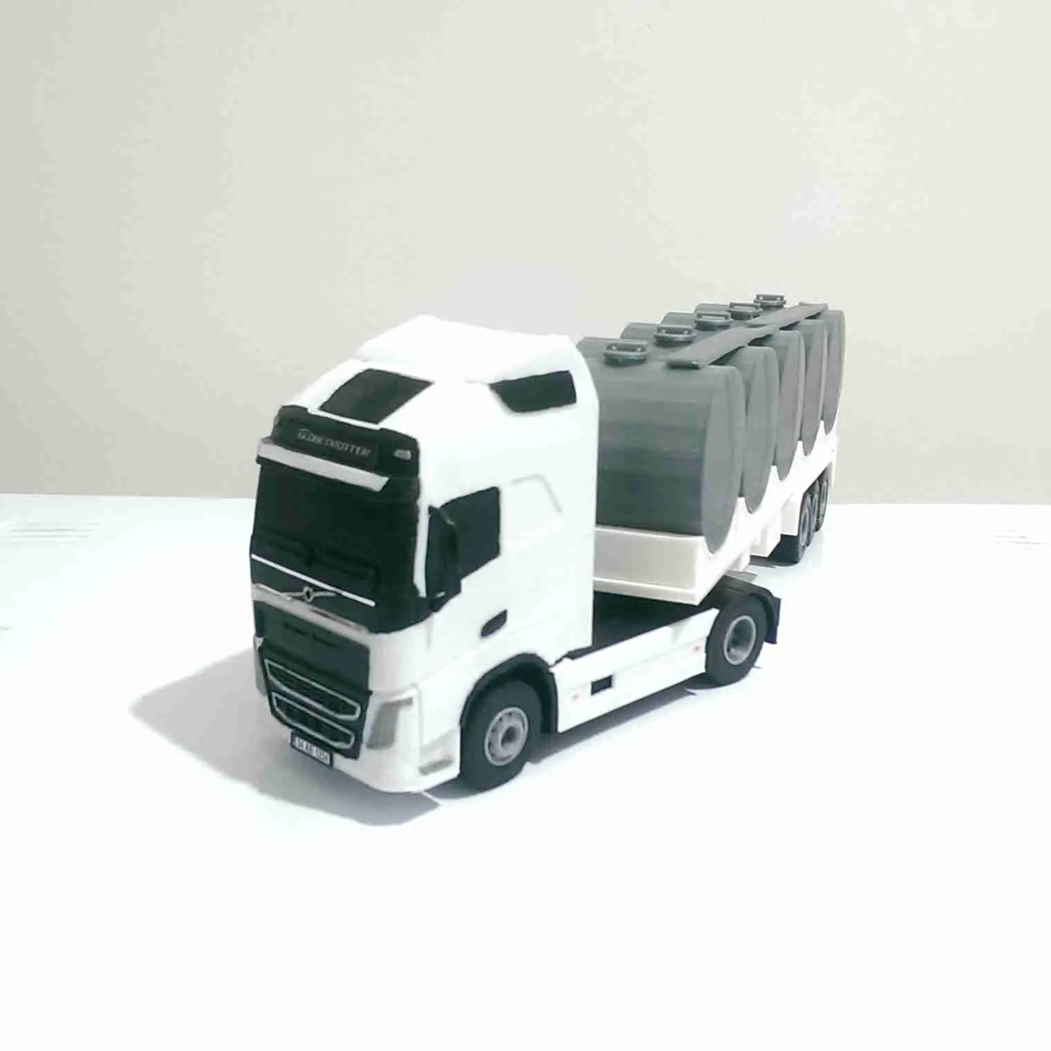 VOLVO-LKW UND MILCHANHÄNGER