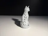 座った猫の像-1