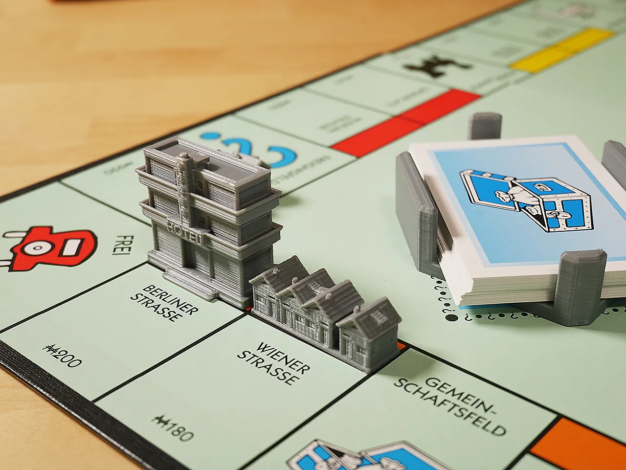 Casas de hotel y bandeja de cartas para el juego de mesa Monopoly