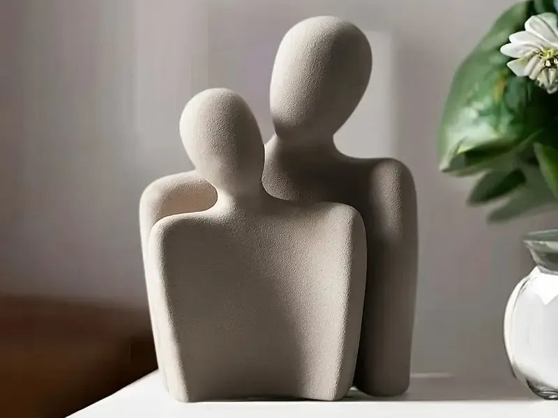 couple statue love valentines