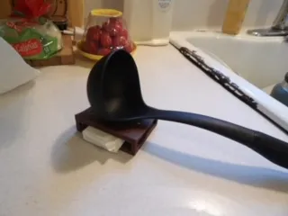 Mess free spoon rest