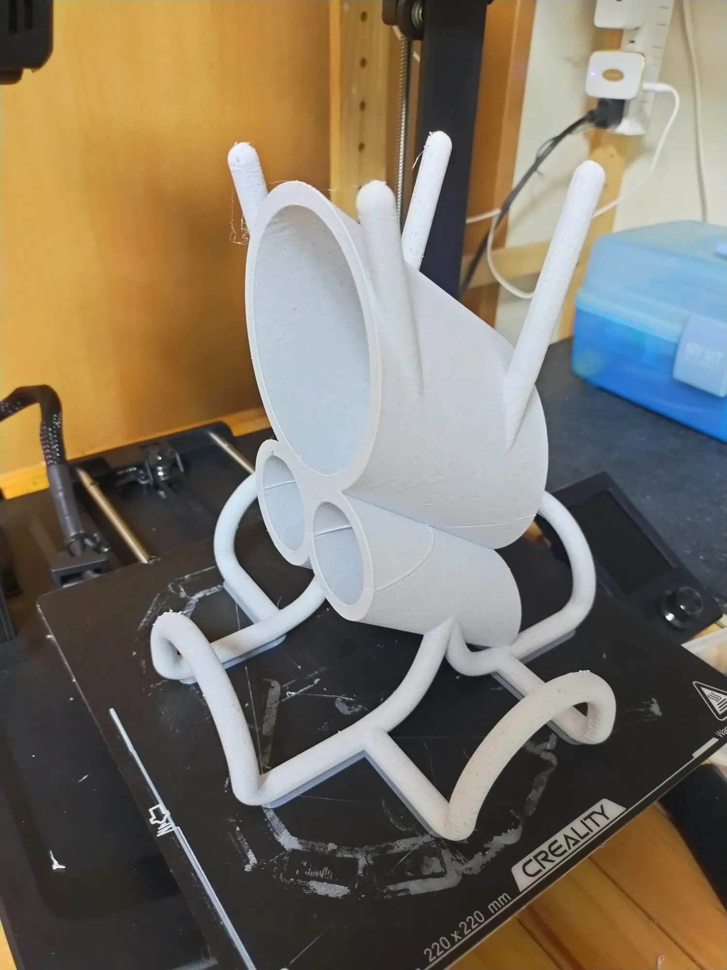 Stand for kitchen utensils while cooking