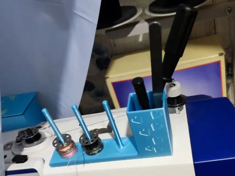 magnetic bobbin holder for sewing machine