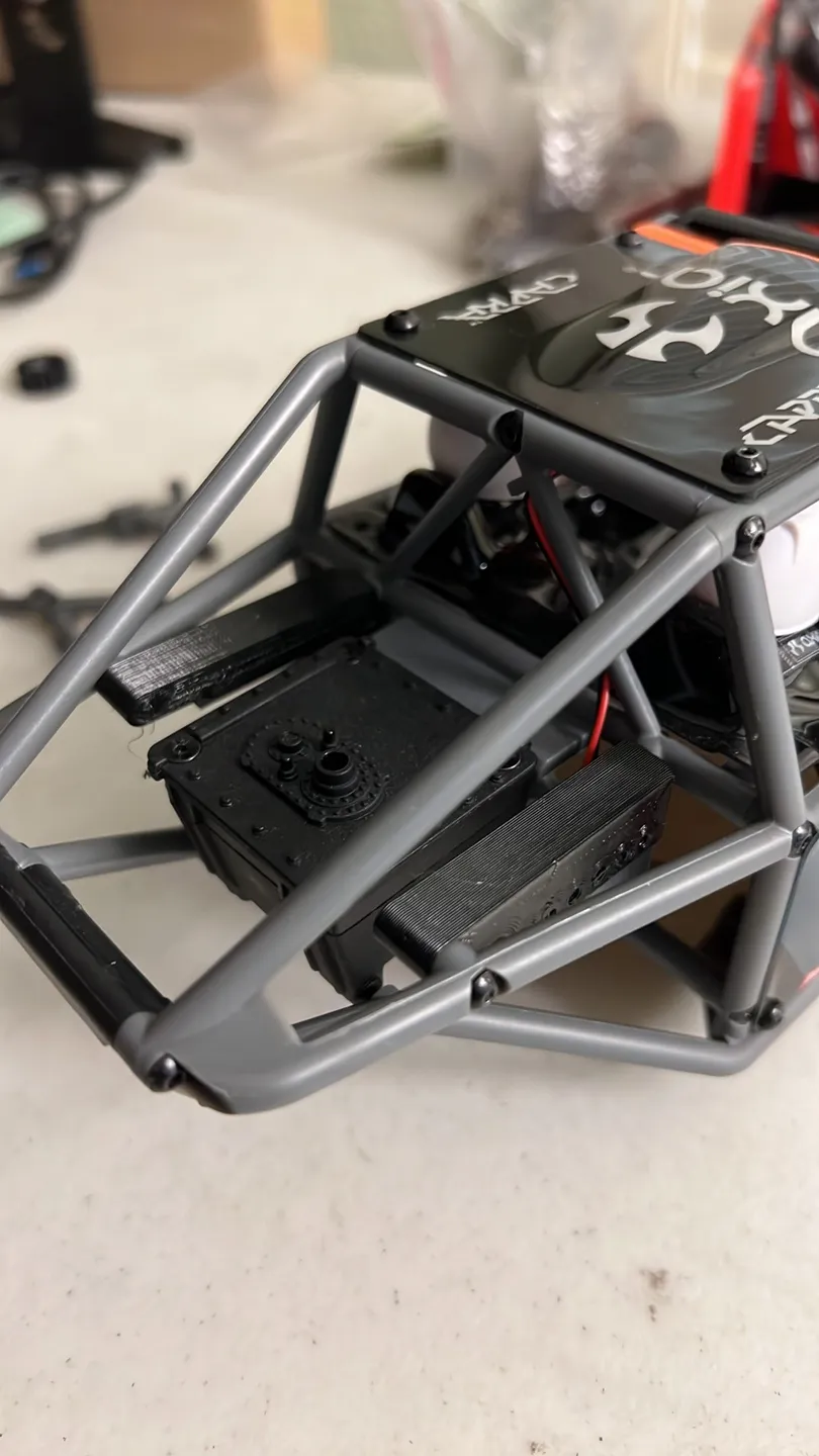 AXIAL UTB18 STOCK CAGE REAR SHOCK MOUNT
