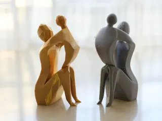 Low Poly Muttertagsskulptur - Mutter und Kind