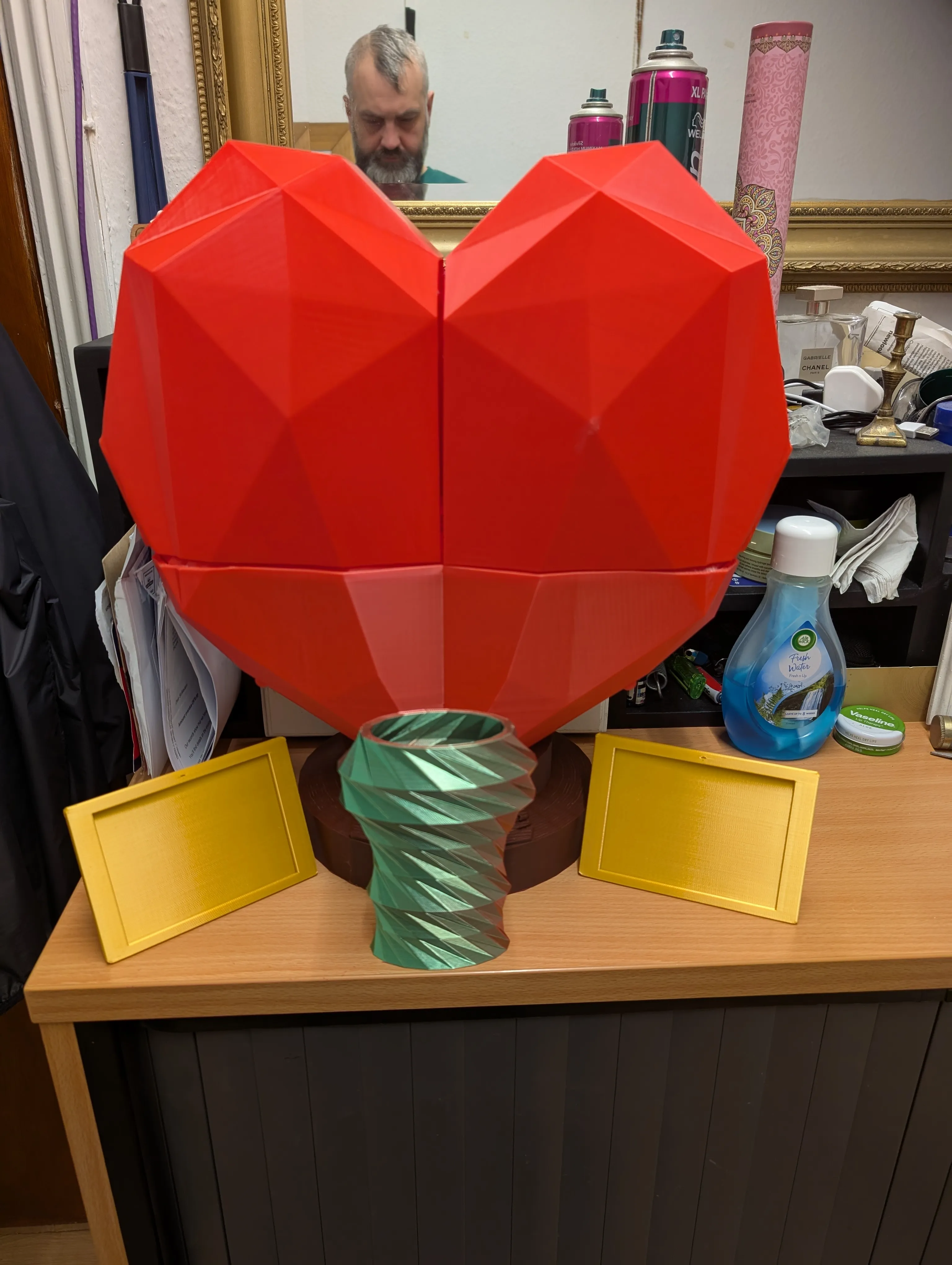 Valentine's Day hearth shape pictures and flowers stand