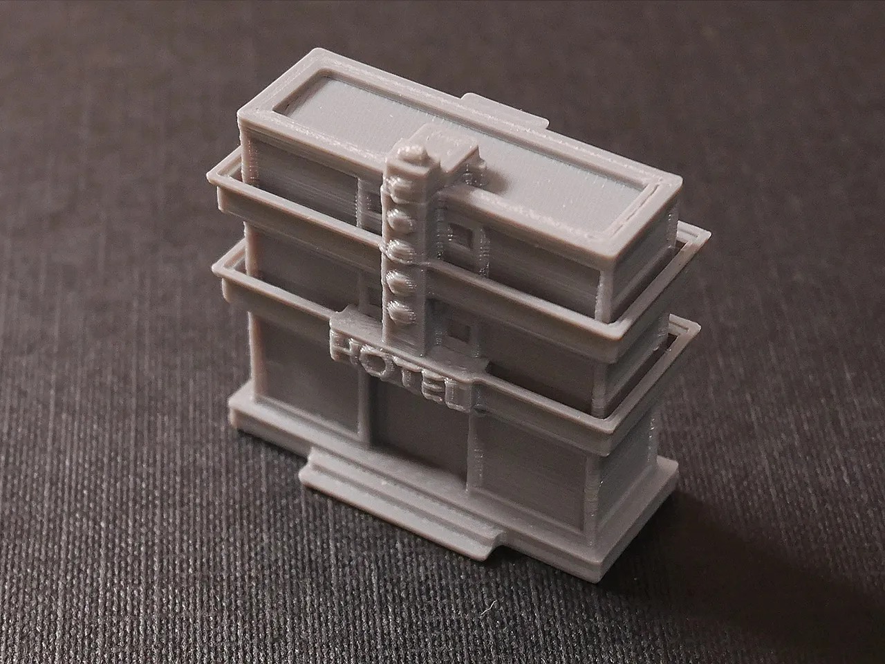Casas de hotel y bandeja de cartas para el juego de mesa Monopoly