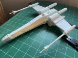 折りたたみ式翼とR2-D2ボタンを備えたXウィング。-1