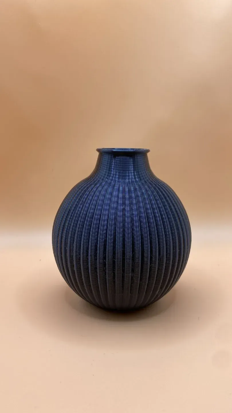 Modern Ribbed Vase – Elegant and Versatile Decoration