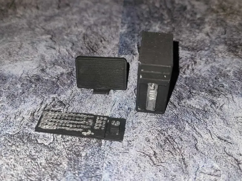 1/24 Ordinateur de bureau / Desktop computer