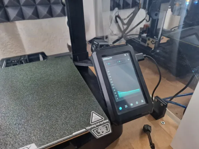 Ender-3 V3 KE LCD riposizionato su una staffa