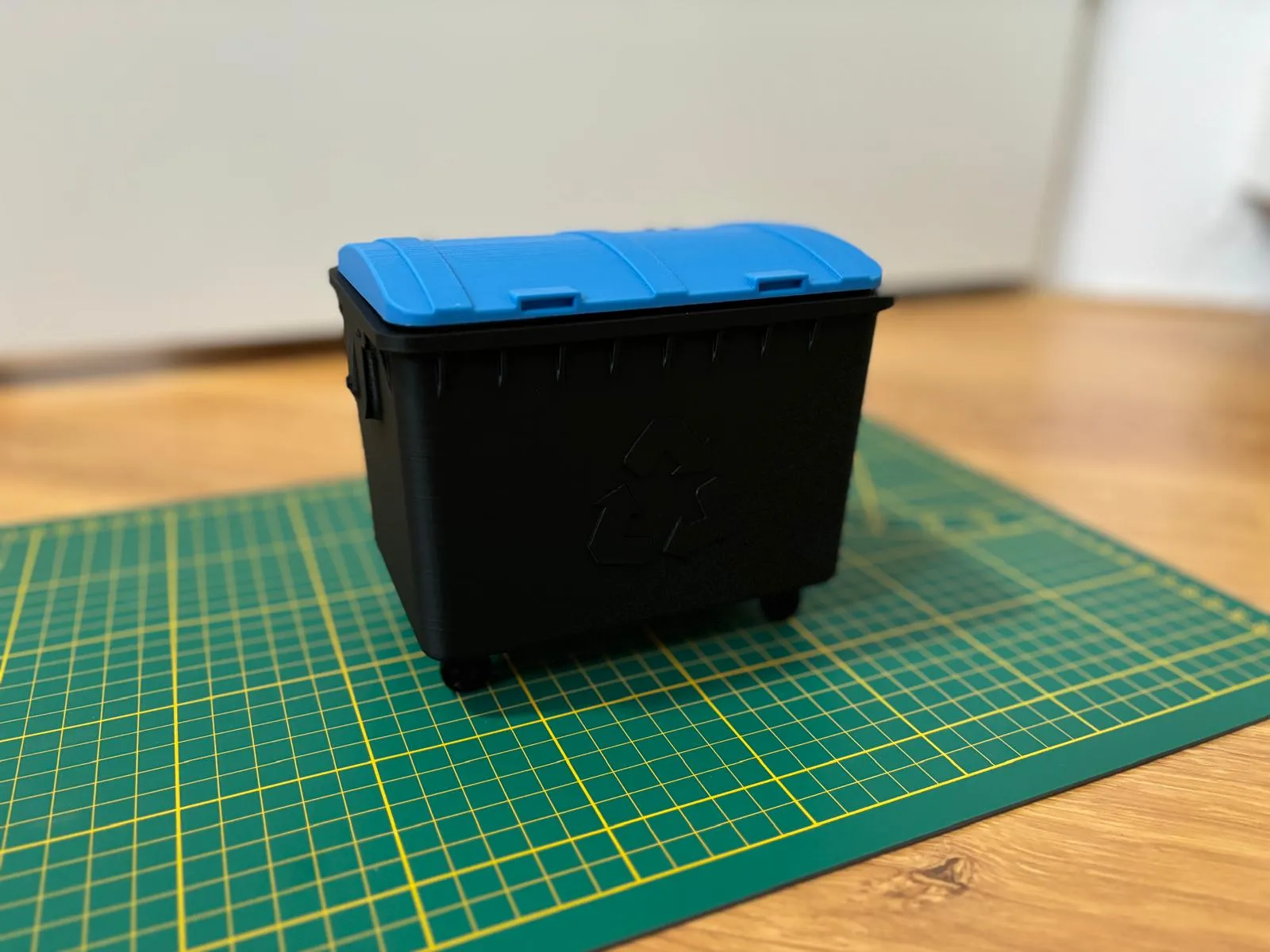 Desktop trash container