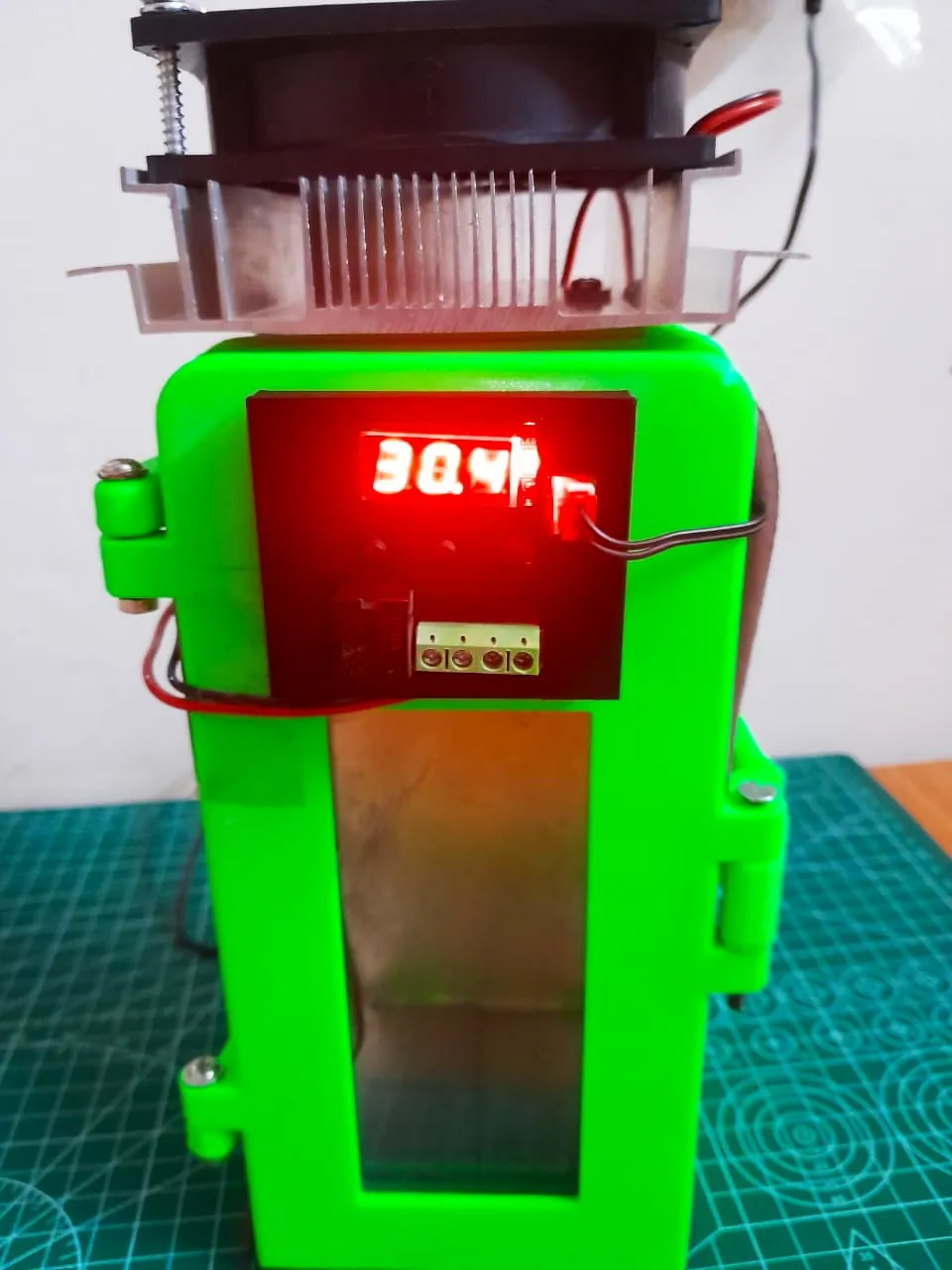 Portable Chiller/ Mini fridge (TEC1-12706 Thermoelectric )