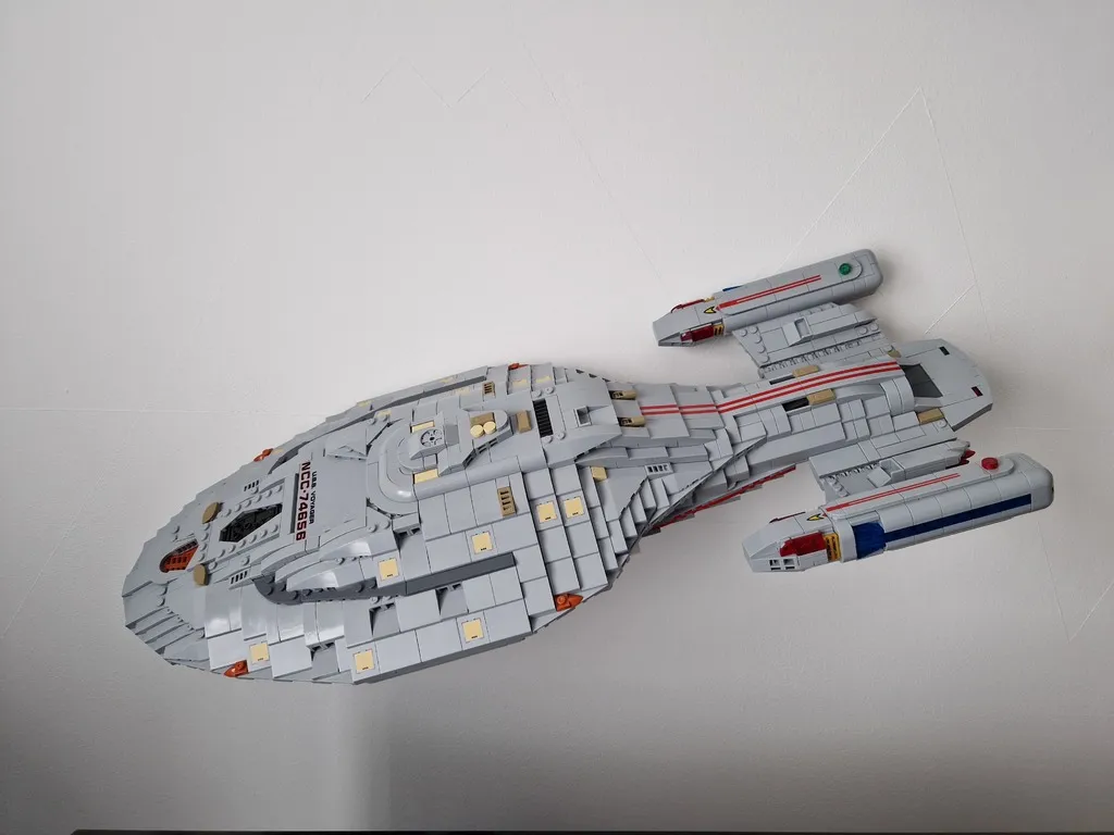 Bluebrixx Star Trek Voyager Wall Mount