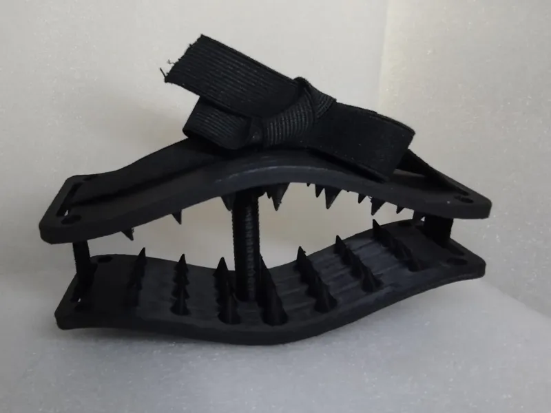Spiked elastic strap crusher