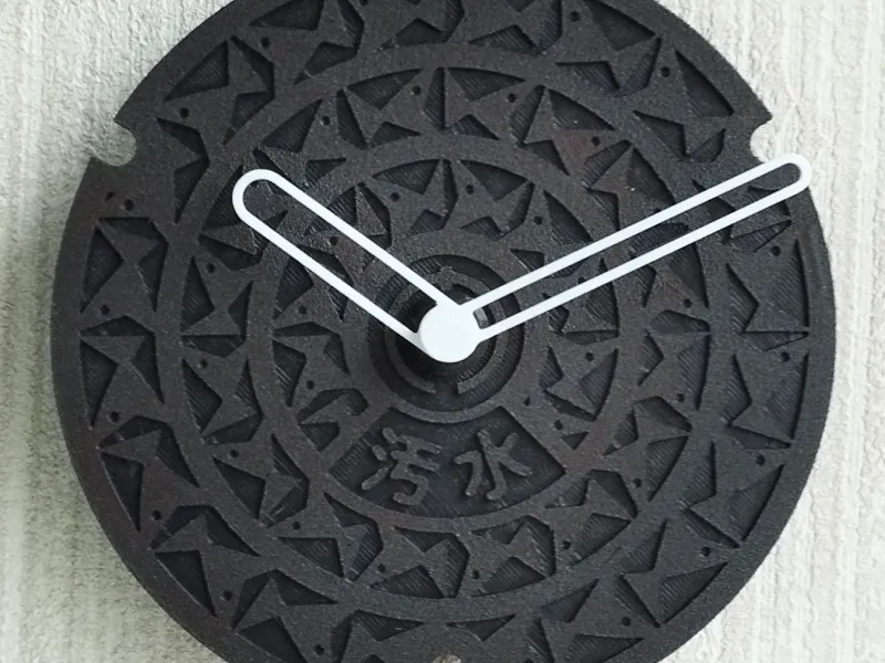 Horloge de la plaque d'égout de Naha