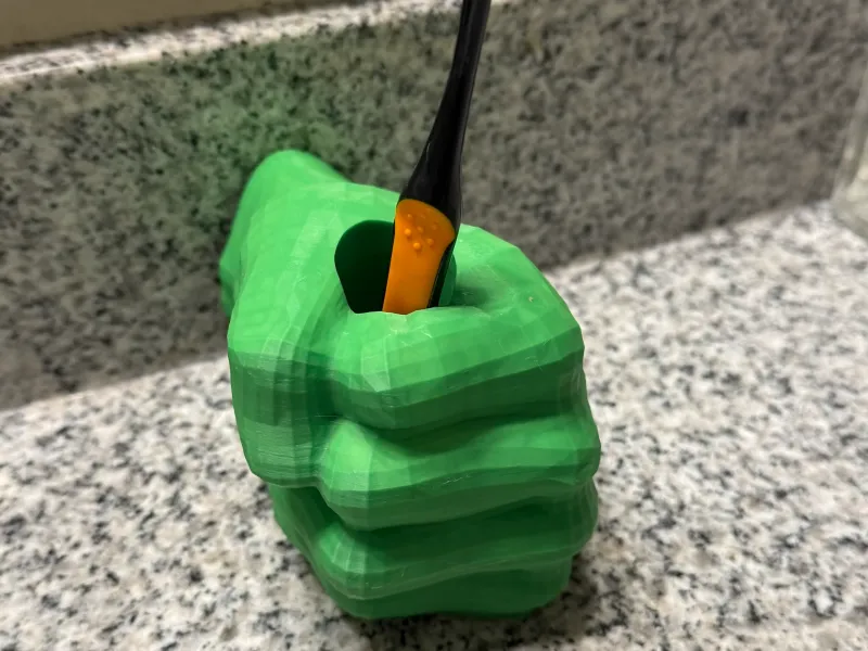Hulk yumruğu diş fırçası tutacağı