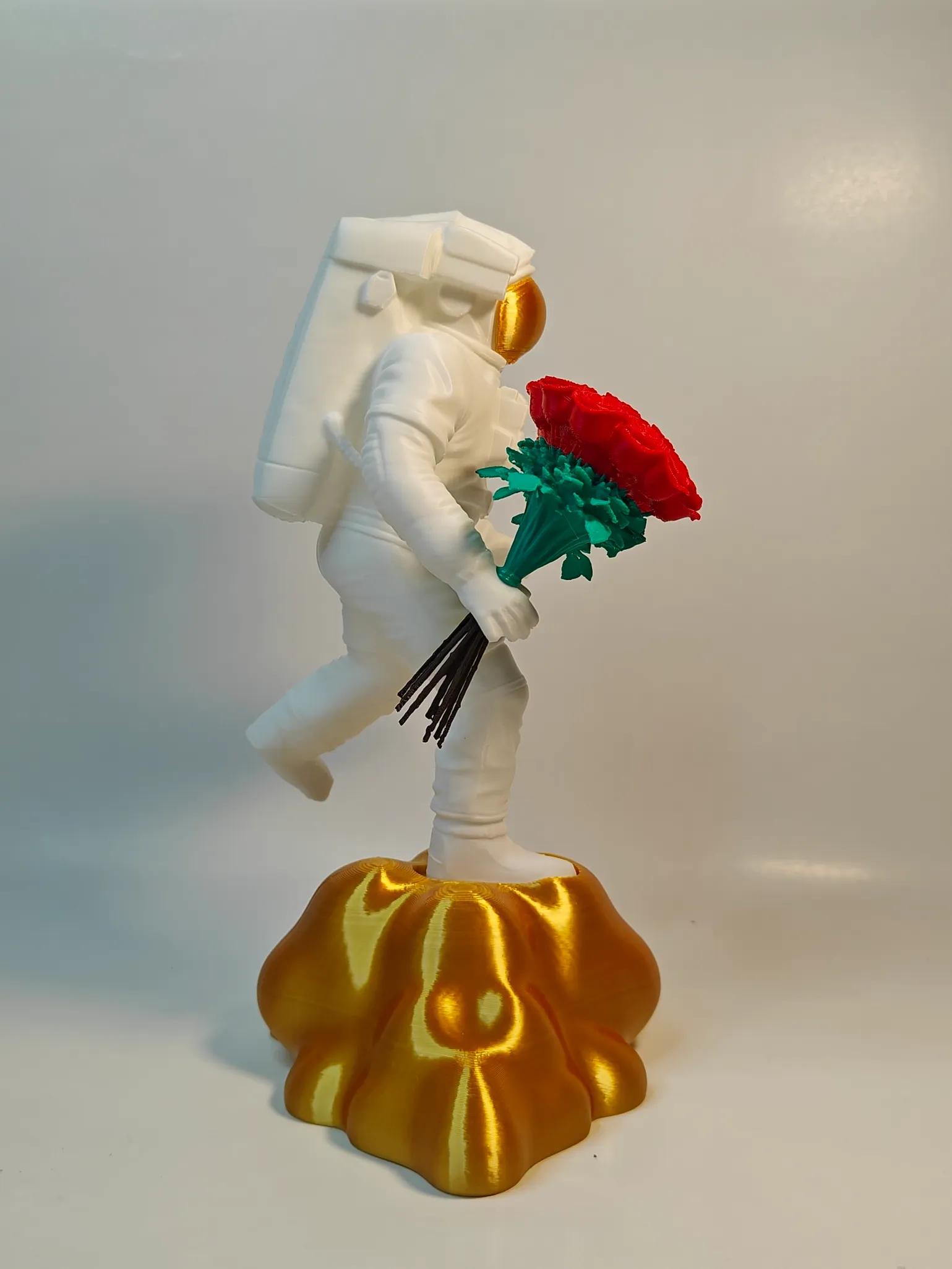 Dreamy Astronaut: Valentine Rose Holder-5