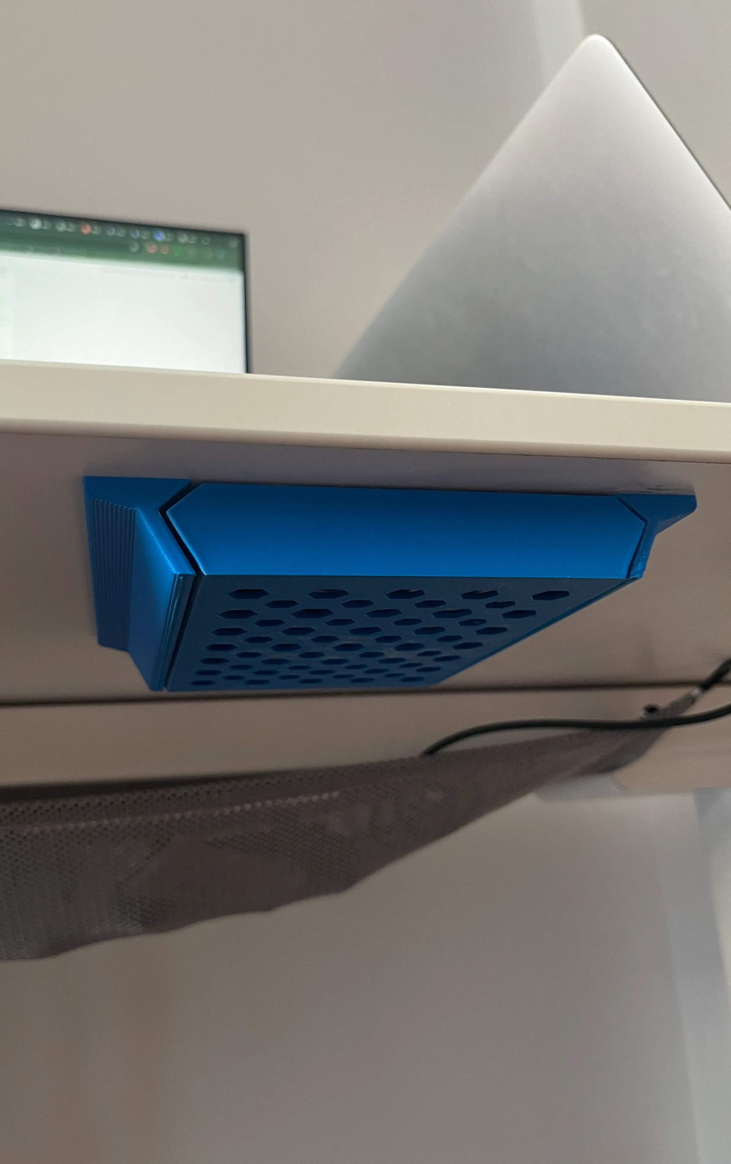 Tiroir caché sous le bureau