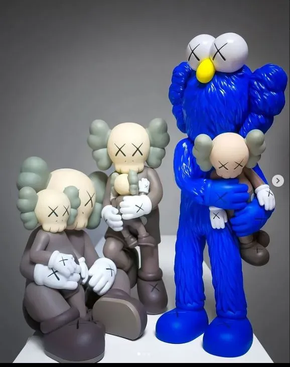 Kaws ChangBai Mountain x Take x Holiday Singapur Fan Art Toy