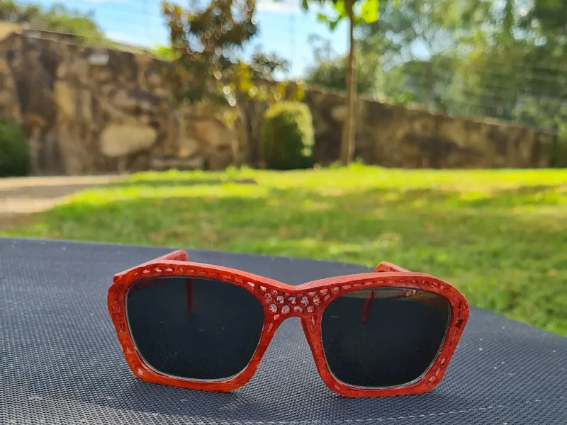 occhiali da sole effetto legno