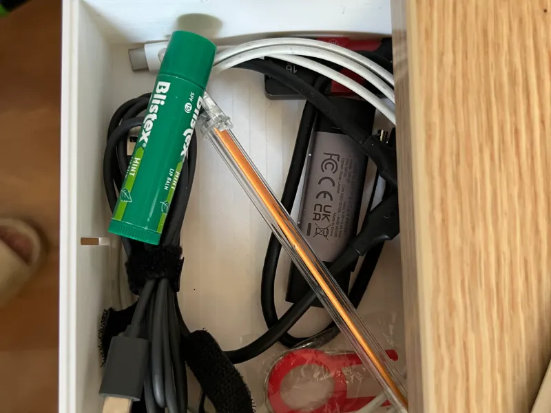 Minimal Drawer to working table. Easy instalation.