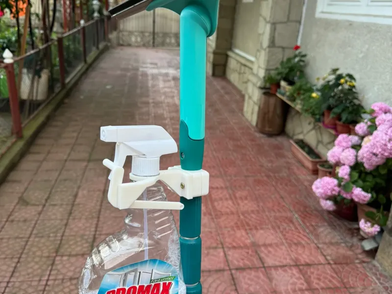 Efficient High-Altitude Cleaning: Window Spray Holder