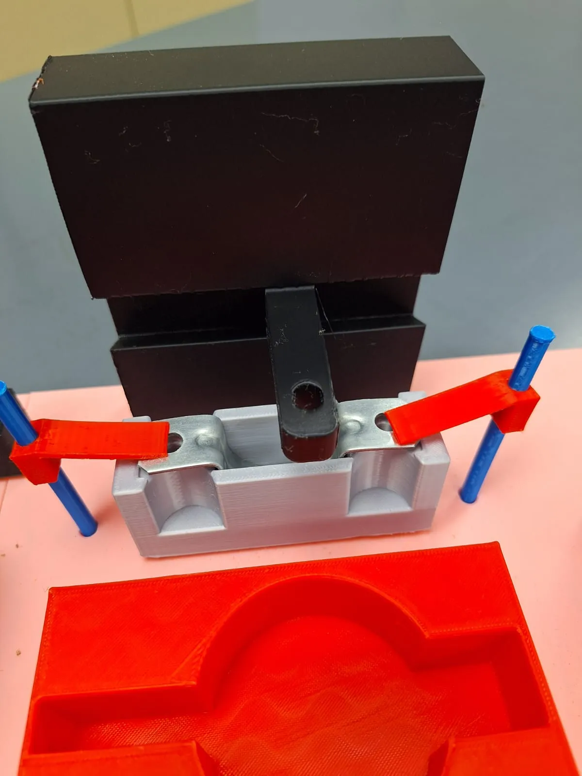 Omega pipe clamp checking fixture