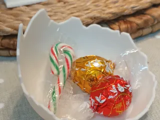 Cracked egg shell for candy or storage