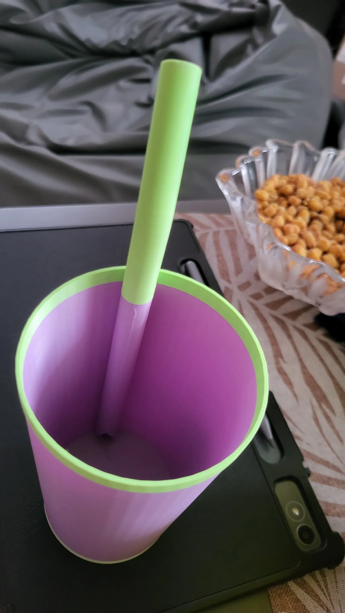 tasse mit Strohhalm / Glas mit Strohhalm