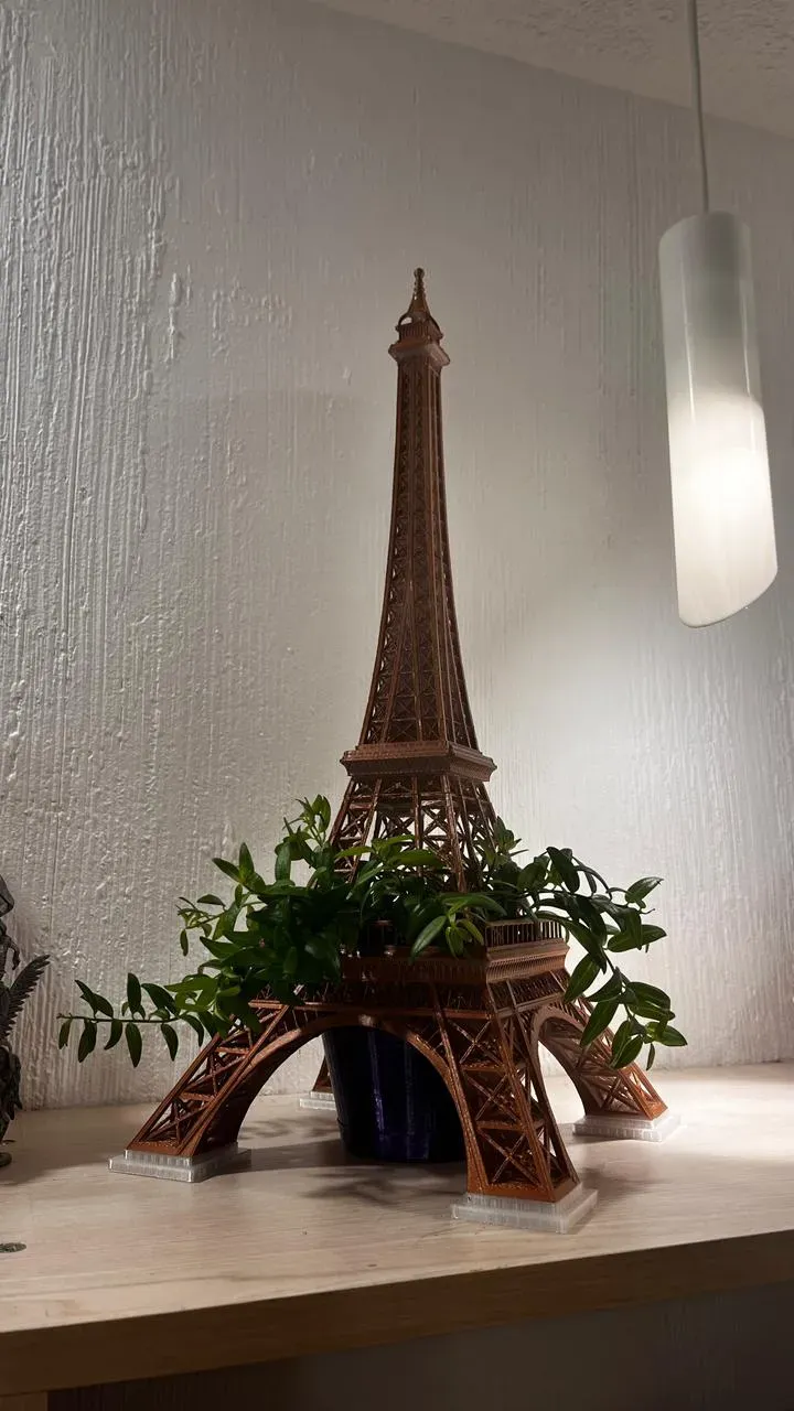 Torre Eiffel con flor en el interior