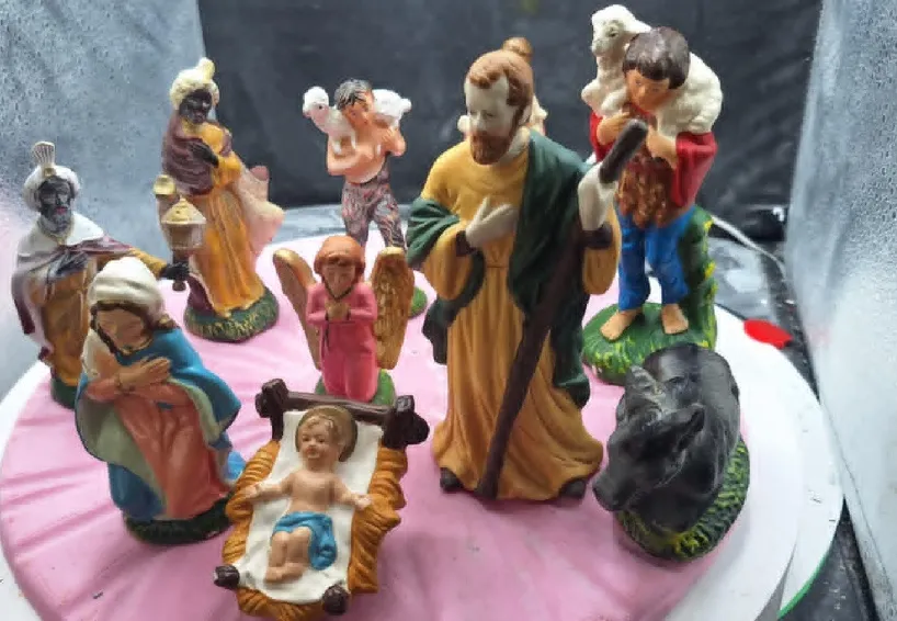 10 figurines baby jesus,mary,joseph,donkey wise man 1 AND 2