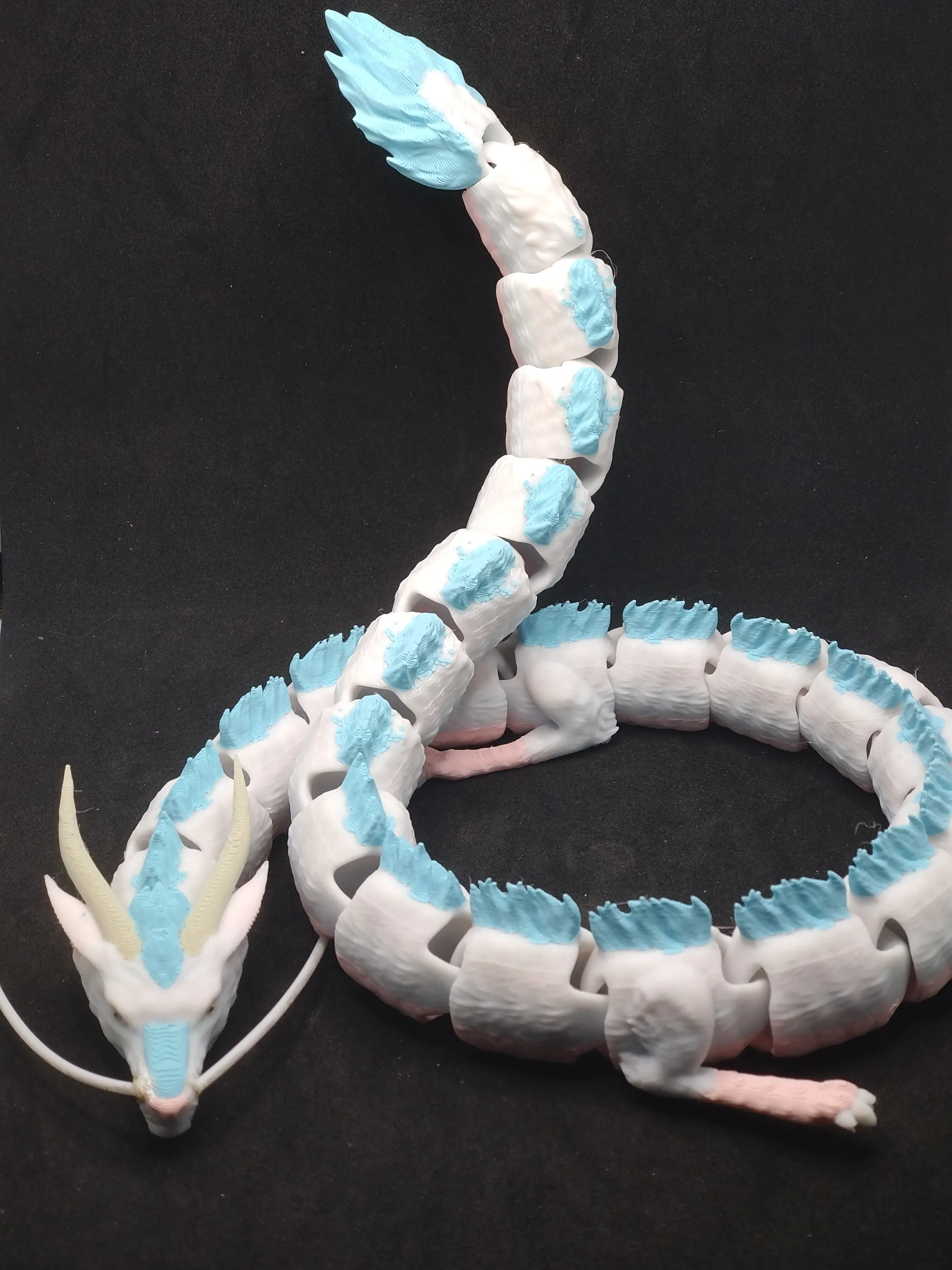 Brinquedo Articulado Dragão Espírito do Rio Kohaku
