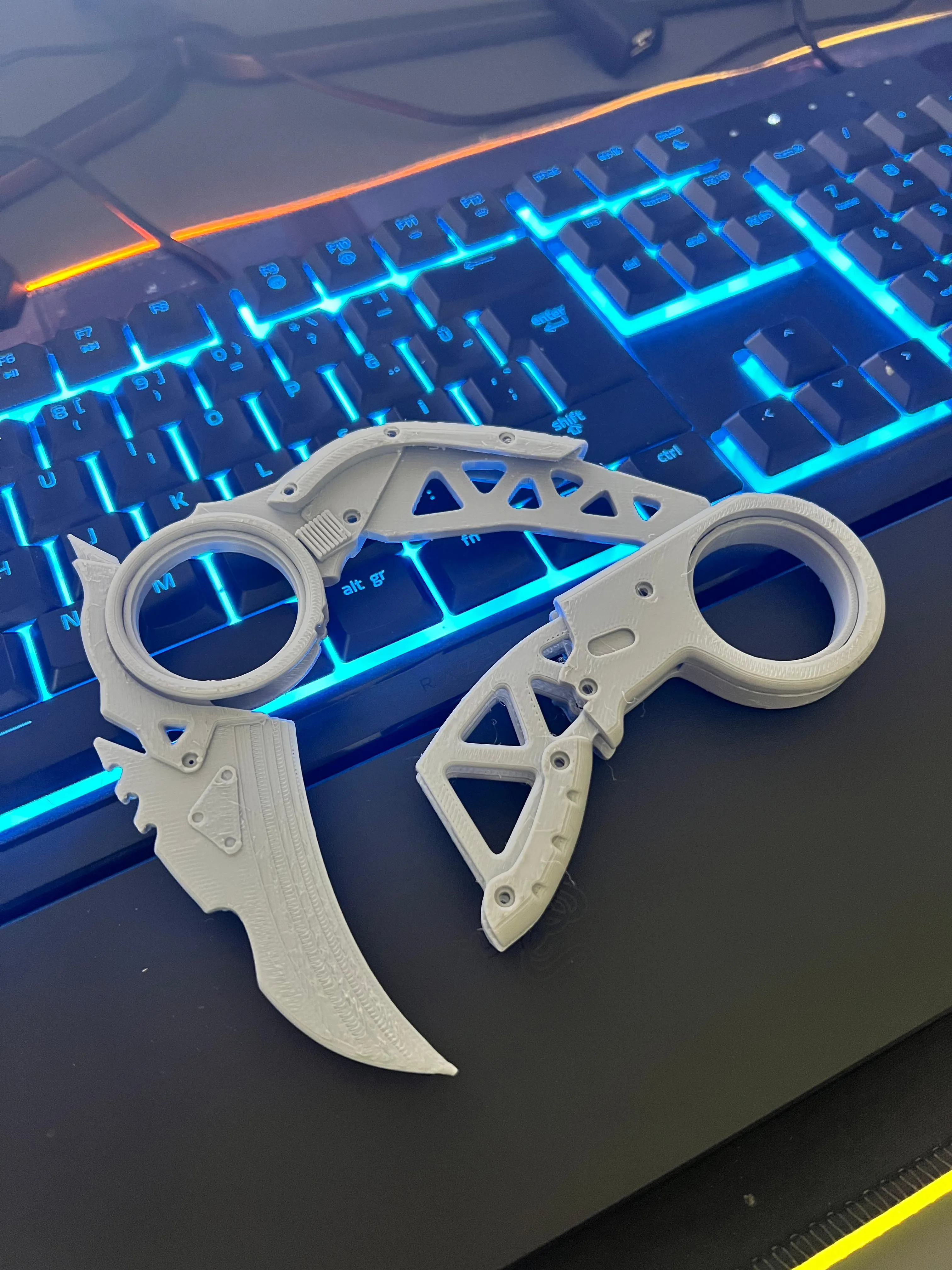 Raptor's Claw Heirloom from Apex Legends