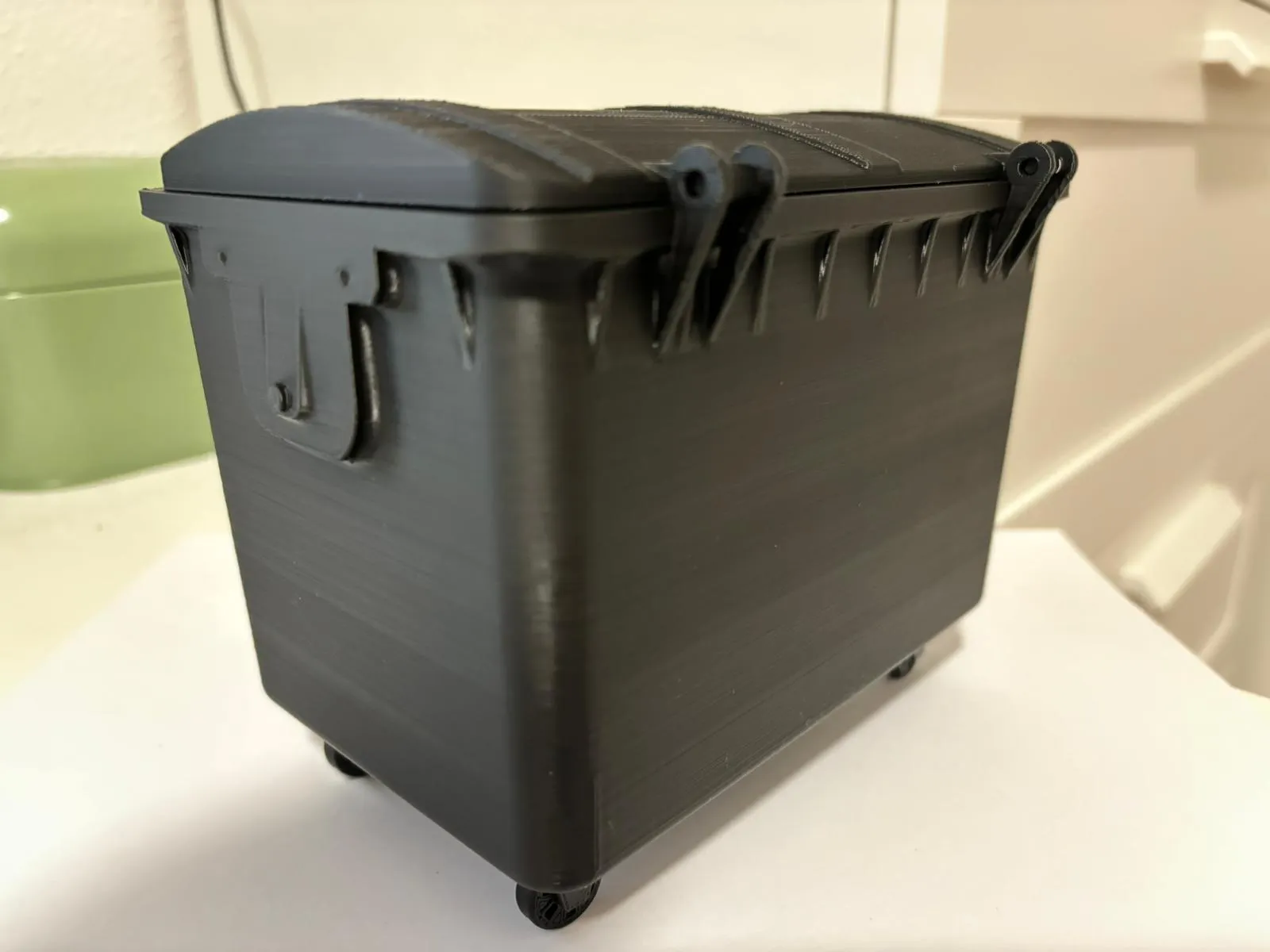 Desktop trash container
