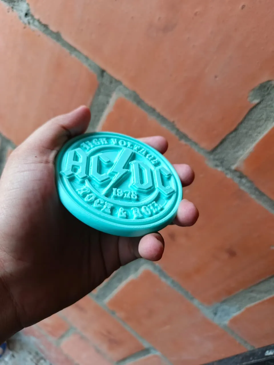 ¡Alto Voltaje en tu cocina! – Imán Logo AC/DC-2