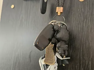 Key rack with adjustable hooks