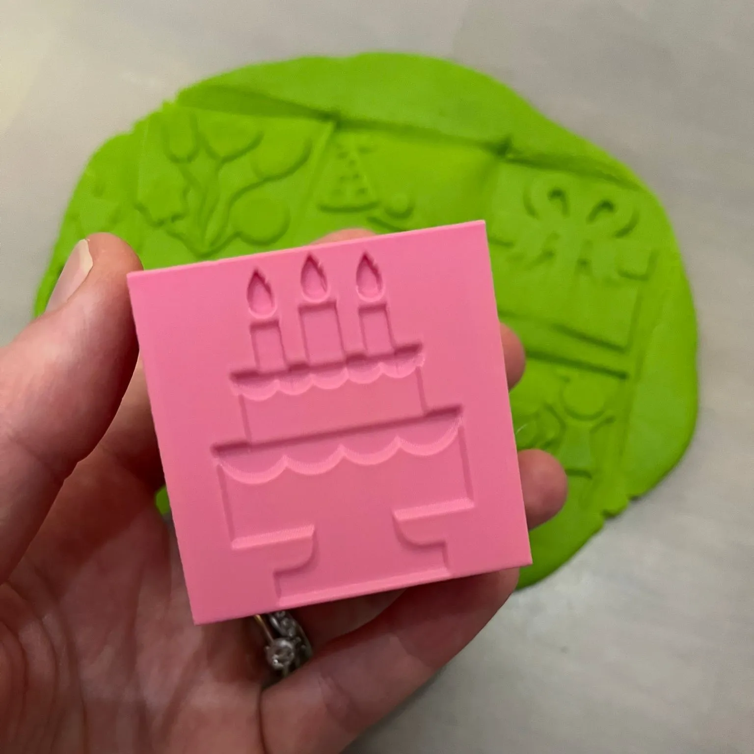 CUBE DE TAMPONS POUR FÊTE D'ANNIVERSAIRE POUR LA PÂTE À MODELER/LA PÂTE À MODELER/LE JEU SENSORIEL