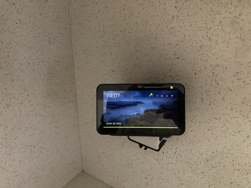 Rotating stand for echo show 5